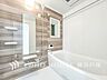 浴室：【Bathroom】1日の疲れを取り心身を癒すことができる住まいの中のリラクゼーション空間、リラックスできるよう優しいカラーをチョイスしました。時を忘れるほどのんびりできる空間に。