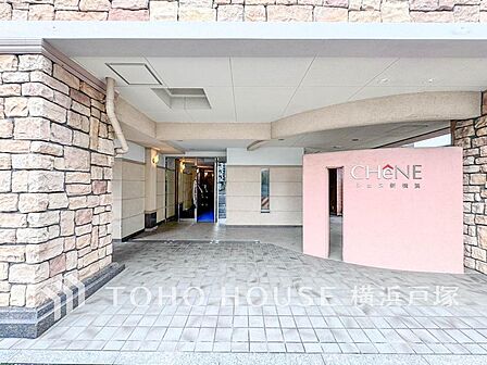 【Entrance】清潔感溢れる玄関がお出迎えする本建物の物語は、ここから始まる日常を期待させます。この場所には「希望」と「優越」で包み込んでくれる「特別」な空間があります。