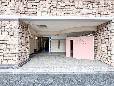 【Entrance】上質感漂うエントランス。めまぐるしく過ぎ行く日々の中でゆったりとした休息と癒しを提供してくれる。