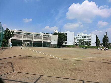 落ち着いた住宅街にある活気ある公立中学校。学力向上と部活動の活性化に注力し、生徒の主体性を重んじながら地域と連携して心豊かな青年を育みます。