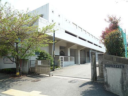 落ち着いた高台の住宅街にある公立中学校。学力向上と部活動の活性化に注力し、生徒の主体性を重んじながら地域と連携して心豊かな青年を育みます。