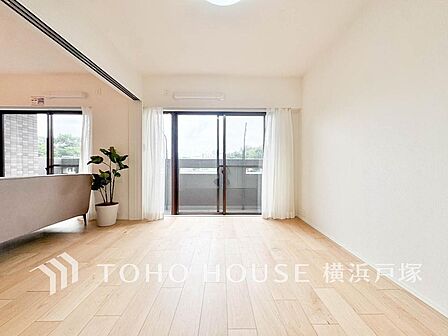 【Room】大きな窓からたっぷりと陽光が注がれる明るい空間。家族の成長に対応できる永住仕様の間取り。時を忘れて過ごす場所として過ごせるお部屋。