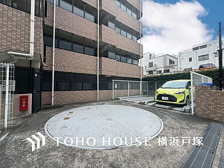 ゆったりとした駐車スペースを確保いたしましたので、大きめのお車でも駐車可能です。自転車やバイクなど、ゆとりのある敷地で置き場所に困ることはないでしょう。