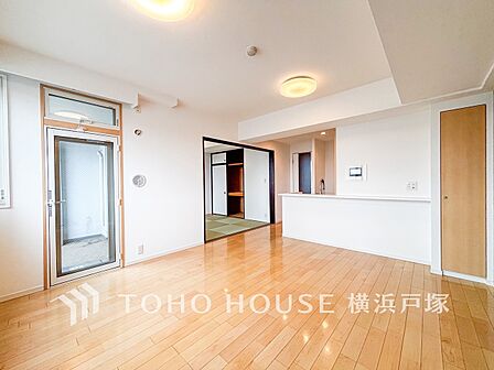 【Living room】柔らかな色合いのフローリングと清潔感の溢れるクロスが明るい空間を創り出しているリビングダイニング。