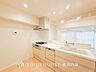 室内：【Kitchen】誰もが使いやすいデザインに拘ったキッチン。快適な日常を支える機能性と強さが一つになったキッチンです。