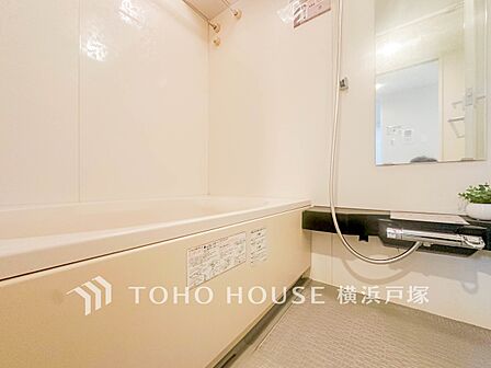 【Bathroom】1日の疲れを取り心身を癒すことができる住まいの中のリラクゼーション空間、リラックスできるよう優しいカラーをチョイスしました。時を忘れるほどのんびりできる空間に。