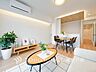 リビング/ダイニング：【Living room】柔らかな色合いのフローリングと清潔感の溢れるクロスが明るい空間を創り出しているリビングダイニング。