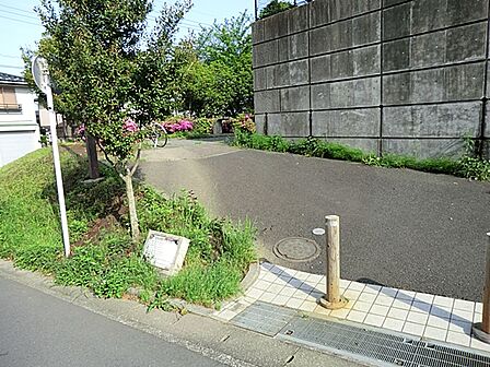 住宅街に位置する穏やかな雰囲気の公園です。園内には滑り台や砂場などの遊具が設置されており、ちょっとした休憩に便利なベンチも備わっています。近隣の方々の憩いの場として親しまれています。