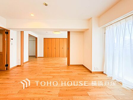 【Living room】家族と過ごすひと時を溢れる光が優しく包み込むリビングダイニング。家族とともに、過ごすひととき。