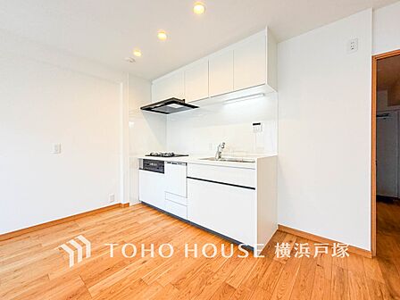 【Living room】広々としたＬＤＫは、シックでモダンな内装。伸びやかな空間の中で、家族団らんのひとときを過ごせます。