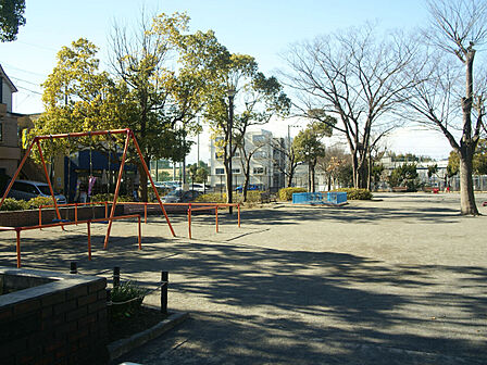 遊具が設置され、周囲にベンチが点在する落ち着いた住宅地の公園です。近くにはスーパーやカフェもあり、散歩途中の休憩スポットとして立ち寄りやすい環境です