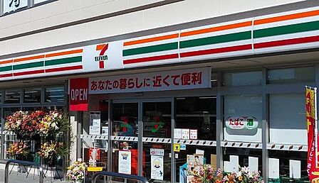 新鶴見橋の近くに位置する立ち寄りやすいコンビニ。入りやすい立地で、通勤・通学途中の利用やドライブ合間の休憩、日常の買い足しに大変便利です。