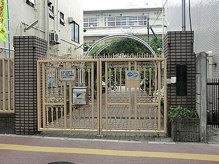 市街地に位置する歴史と伝統ある公立小学校。のびのびとした環境の中で子どもたちの自主性と思いやりの心を大切に育み、地域や保護者との温かい連携のもとで健やかな成長を見守っています。