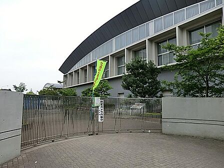 富士見公園の近くに位置する公立中学校。文武両道を掲げて学力向上と部活動の活性化に注力し、生徒の主体性を尊重しながら地域社会と連携して心豊かな青年を育んでいます。