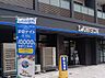 周辺：東田町の繁華街・オフィス街近くにある便利なコンビニ。人気のマチカフェやカウンター惣菜、話題のスイーツが充実しており、通勤・通学途中の立ち寄りに大変便利です。