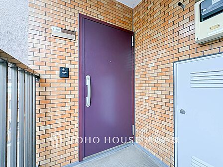 【Entrance】居住者の帰り、訪れる方を優しく迎え、やすらぎに満ちた生活空間を予感させる。健やかな暮らしを楽しめそう。