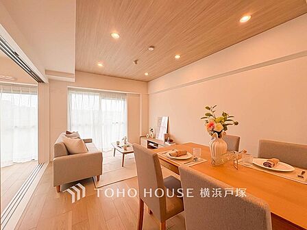 【Living room】ここにはみんなが集い、食事と楽しい会話が始まる。話に夢中になりすぎて、ついつい時を忘れてしまう。そんな束の間の幸せを感じさせてくれる場所。
