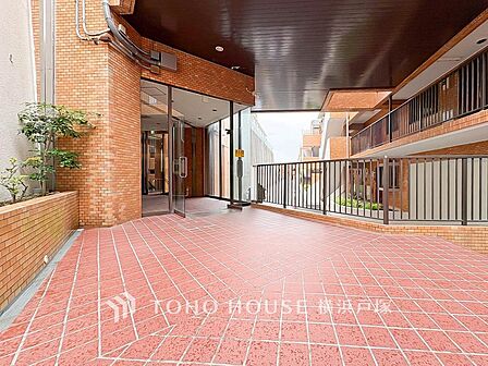 【Entrance】上質感漂うエントランス。めまぐるしく過ぎ行く日々の中でゆったりとした休息と癒しを提供してくれる居住者のプライベート空間があります。