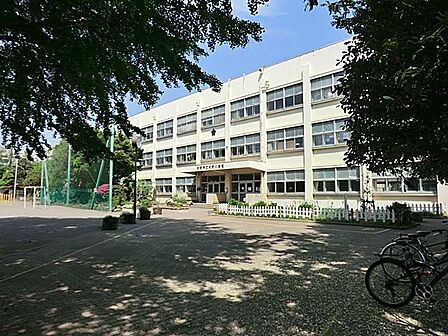 歴史と伝統を誇る落ち着いた環境の公立小学校。のびのびとした雰囲気の中で子どもたちの自主性と思いやりの心を育み、地域や保護者の温かい絆のもとで成長を見守っています。