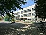 周辺：歴史と伝統を誇る落ち着いた環境の公立小学校。のびのびとした雰囲気の中で子どもたちの自主性と思いやりの心を育み、地域や保護者の温かい絆のもとで成長を見守っています。