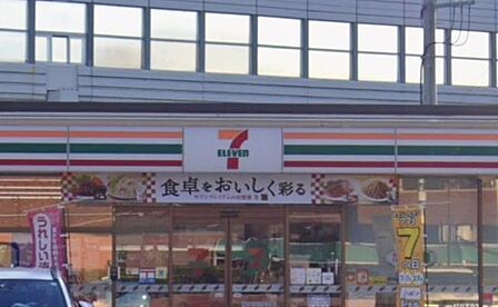 深見西エリアの通り沿いに位置する立ち寄りやすいコンビニ。広い駐車場を備えており、通勤・通学の移動中やドライブ合間の休憩、日々のクイックな買い出しに重宝されています。