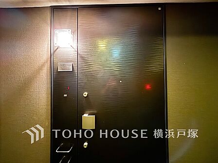 【Entrance】お客様をお迎えする玄関は落ち着いた雰囲気。帰り着くたびに洗練されたテイストの空間に迎えられ誇りと喜びを感じる玄関まわりです。
