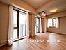 室内：【Living room】ご家族やお客様との時間等、多くの時を刻む空間。何気なく過ぎる時でさえも上質な一時となる快適な空間を。