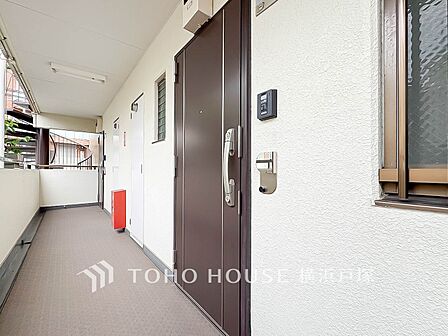 【Entrance】清潔感溢れる玄関がお出迎えする本邸宅の物語は、ここから始まる日常を期待させます。この場所には「希望」と「優越」で包み込んでくれる「特別」な空間があります。