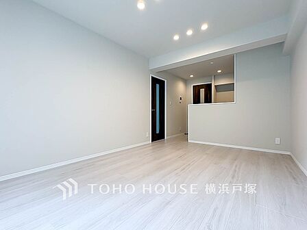 【Living room】シンプルで居心地の良いリビングスペース。家族の時間をゆったり楽しめる、温もりを感じる住まいの中心。