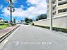 外観：【Frontal road】開放感あふれる街並みに包まれ、心地よい陽光が住まいを彩る穏やかな住環境です。