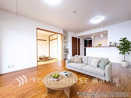 【Living room】光と風が溢れる開放的なリビングダイニングには自然と家族みんなが集まってきます。明るく穏やかな空気の中で飲んだり、食べたり、笑ったり。