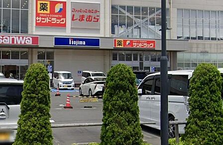 横須賀の海沿いエリアにあるドラッグストア。医薬品や化粧品はもちろん、日用品や食品の品揃えも充実しています。広々とした店内で快適にお買い物ができ、毎日の暮らしに利便性と安心感をプラスしてくれる存在です。