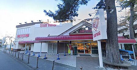 新鮮な精肉や鮮魚、野菜が豊富に並ぶ「sanwa東林間店」。お弁当やお惣菜のバリエーションも多く、毎日の献立選びを楽しく支えます。日用品も一緒に購入でき、手早く買い物を済ませたい時にも頼もしい存在です。