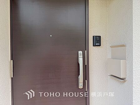 【Entrance】お客様をお迎えする玄関は落ち着いた雰囲気。帰り着くたびに洗練されたテイストの空間に迎えられ誇りと喜びを感じる玄関まわりです。