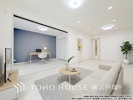 【Living room】光と風が溢れる開放的なリビングダイニングには自然と家族みんなが集まってきます。明るく穏やかな空気の中で飲んだり、食べたり、笑ったり。