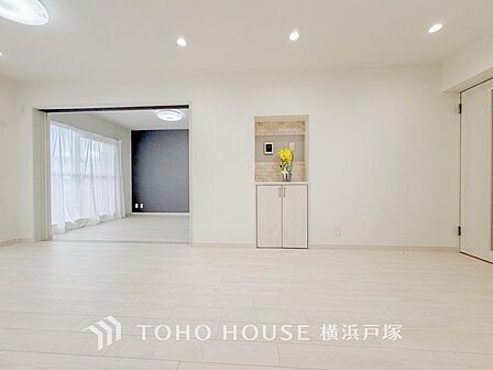 【Living room】明るく開放的な空間が広がるLDK。室内には豊かな陽光が注ぎ込み、爽やかな住空間を演出。