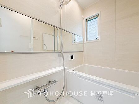 【Bathroom】1日の疲れを取り心身を癒すことができる住まいの中のリラクゼーション空間、リラックスできるよう優しいカラーをチョイスしました。時を忘れるほどのんびりできる空間に。