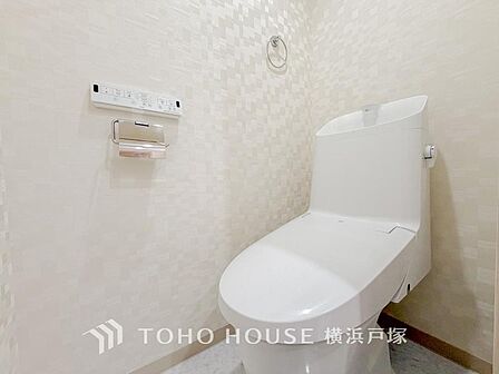 【Toilet】清潔感のあるトイレ空間。毎日快適に使えるよう配慮された仕様で、落ち着いて利用できる空間です。