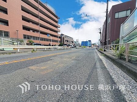 【Frontal road】周辺環境とのコラボレーションにより明るく開放的な空間を演出しております。