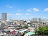 周辺：【View】開放感があり、遮るものもなく気持ちのいい景色が広がります。お部屋にも爽やかな風と暖かく柔らかな日差しが差し込み、毎日の暮らしを豊かに彩ります。