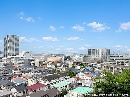 【View】開放感があり、遮るものもなく気持ちのいい景色が広がります。お部屋にも爽やかな風と暖かく柔らかな日差しが差し込み、毎日の暮らしを豊かに彩ります。