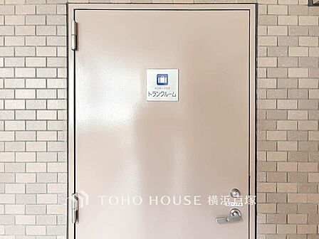 【トランクルーム】季節用品やアウトドア用品など、住戸内に置きにくい荷物の収納に便利なトランクルーム。空間を有効活用し、すっきりとした住まいづくりをサポートします。