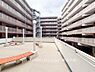 その他：【敷地内広場】マ敷地内には開放感のある広場を設置。ベンチなどでひと息ついたり、ゆったり過ごしたりと、暮らしの中で気軽に利用できる共用スペース。