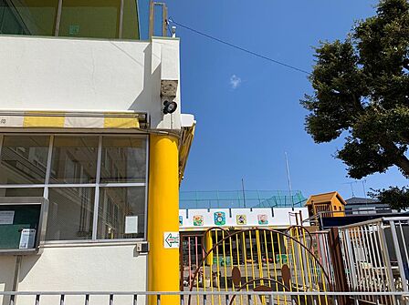たくさんの遊びから考える力、集中力を引き出し、自ら発見や感動する保育を目指しています。週一回体育の専門講師を招いて体操指導を行っています。子供たちの歩く能力を育てるため徒歩通園を推奨しています。