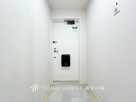 清潔感溢れる玄関がお出迎えする本邸宅は、ここから始まる日常を期待させます。