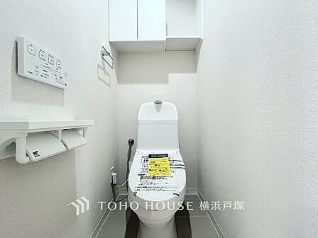 いつまでも清潔な空間であって頂けますように、目に留まるだけではなく、汚れをふき取り易いフロアと壁紙をチョイス致しました。洗浄便座になっておりますので、とても清潔にご使用いただけます。