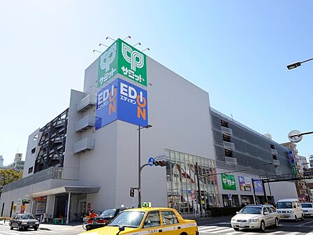 サミットストア、ハックドラッグ、エディオン、Seriaなどが入る複合商業施設。一度にお買い物ができて便利です。180台収容の駐車場を備えています。