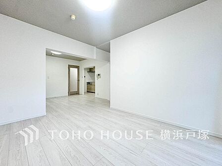 【Living room】家族みんなが爽やかに健やかに過ごせるように、溢れる光をたっぷり取り込んだリビングダイニング。集いの場、憩いの場としての快適性を求めたやすらぎの空間です。
