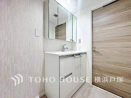 【Powder room】清潔感のあるプライベート空間は、身だしなみチェックや肌のお手入れに最適です。収納もあり、スッキリと見映えの良い空間に拵えました。時間に余裕とゆとりを持たせます。