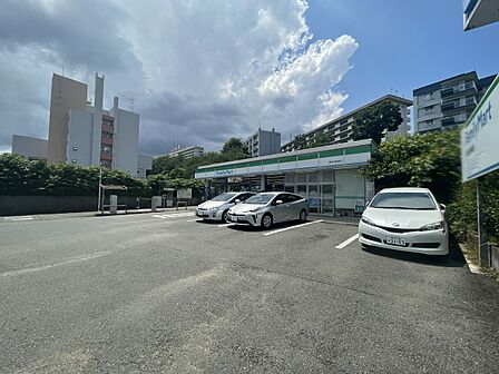 ファミリーマート横浜汐見台店は、食料品や飲料、スイーツ、日用品などを購入できる身近なコンビニです。お買い物だけでなく、店内のATMも利用できるため、日常のちょっとした用事にも便利です。